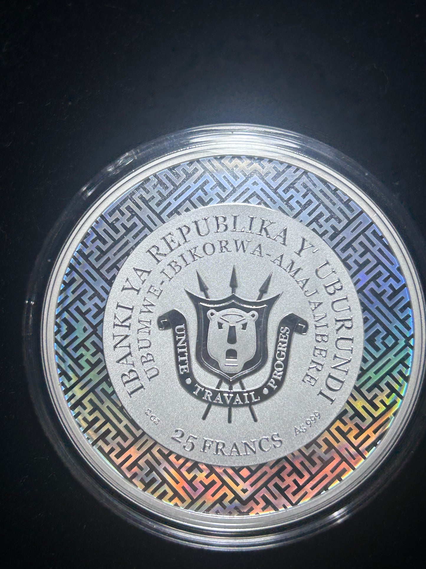 Burundi 2023年
中國生肖系列兔年2 oz鑲嵌玉石銀幣