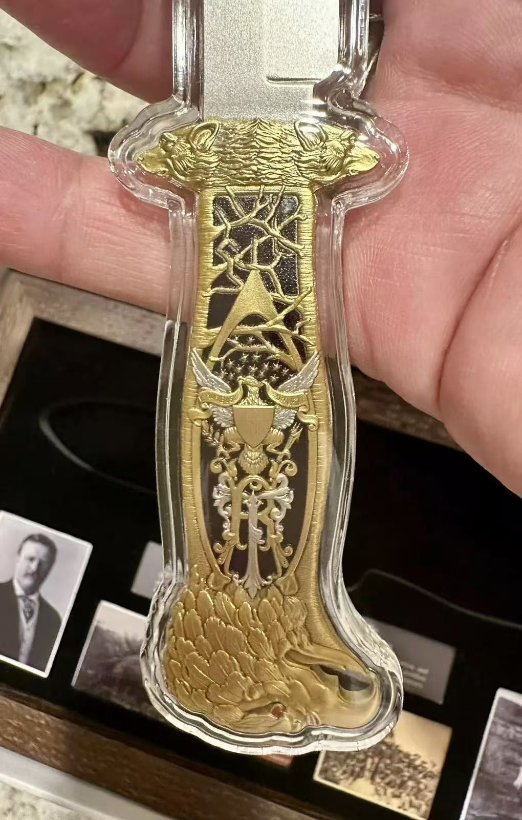 《THEODORE ROOSEVELT'S HUNTING KNIFE 》 《西奧多·羅斯福的狩獵刀》 2安士銀幣5美元薩摩亞2025