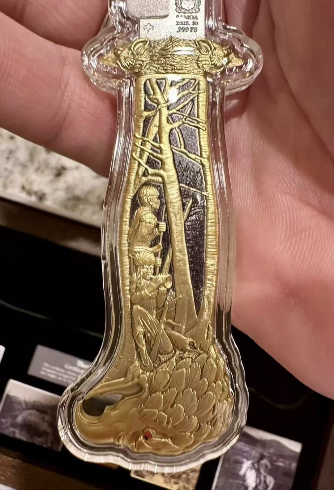 《THEODORE ROOSEVELT'S HUNTING KNIFE 》 《西奧多·羅斯福的狩獵刀》 2安士銀幣5美元薩摩亞2025
